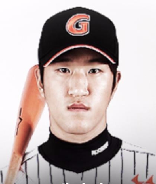 두산 베어스가 외야수 민병헌의 보상선수로 외야수 백민기를 지명했다. 두산 팬들은 이해할 수 없다는 반응이다. 사진=롯데자이언츠 홈페이지에서 캡처