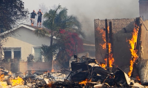  LA 북부지역에서 세 번째로 발생, 강풍을 타고 번지는 산불을 5일 (현지시간) 레이크 뷰 테러스의 주민들이 지붕위로 대피 구조를 요청하고 있다./AP뉴시스    