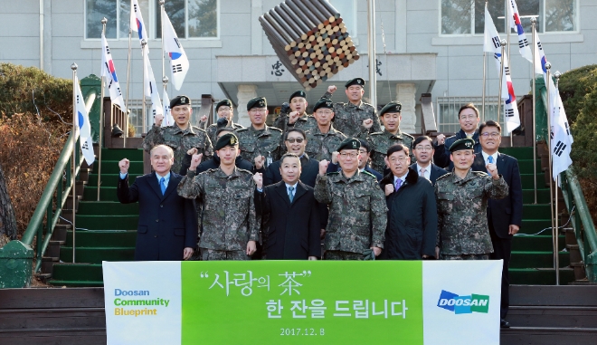 박정원 두산그룹 회장(앞줄 왼쪽에서 세 번째)이 8일 강원도 양구 백두산 부대를 방문해 ‘사랑의 차’를 전달하고, 황병태 21사단장(앞줄 왼쪽에서 네 번째) 등 관계자들과 함께 기념촬영을 하고 있다. 사진=두산