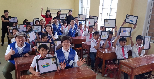 베트남 어린이들과 수업활동을 하는 삼성물산 임직원들. /사진=삼성물산 제공