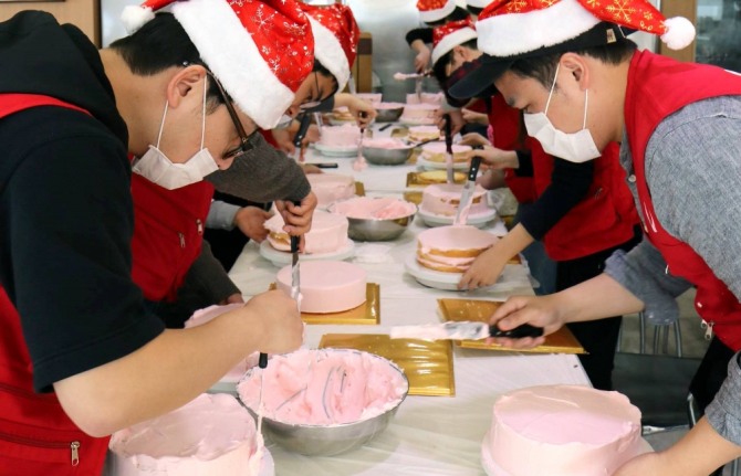 모바일 게임 기업 컴투스가 지역 아동과 청소년들을 대상으로 ‘미리 메리크리스마스 케이크 만들기’ 봉사활동을 지난 9일 진행했다. 