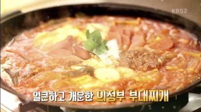 ['생생정보' 맛집 스페셜 황금 레시피] 얼큰한 국물요리 '의정부 부대찌개' 집에서 간단하게 만드는 법...아침·점심·저녁 메뉴 추천!...KBS 2TV ‘생생정보-황금레시피’에서는 아침, 점심, 저녁 언제 먹어도 맛있는 메뉴이자 추운 날씨에 생각하는 뜨끈하고 얼큰한 국물요리 ‘부대찌개(의정부 부대찌개)’를 집에서 간단하게 만드는 법을 소개했다.  (생생정보 스페셜, 저녁 생생정보 플러스, 생생정보통, 2TV 저녁 생생정보통 맛집 레시피) /사진=KBS 2TV '생생정보' 방송캡처 /레시피 출처=KBS 2TV '생생정보' 공식홈페이지-생생정보코너-황금레시피('의정부 부대찌개' 끓이는 법)