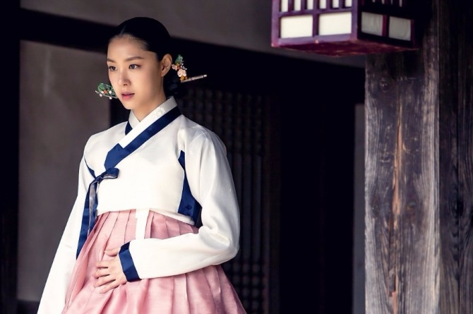 KBS2 새 수목드라마 '흑기사'에서 샤론양장점의 디자이너 겸 재단사 샤론으로 활약하는 서지혜의 한복 스틸 컷. 사진=KBS 제공