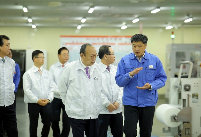 김승연 회장이 11일 오후 중국 장쑤성 난퉁시에 위치한 한화큐셀 치둥 공장을 방문해 모듈 생산라인을 돌아보며 김상훈 전무(오른쪽 끝, 치둥 공장장)로부터 설명을 듣고 있다.  사진=한화