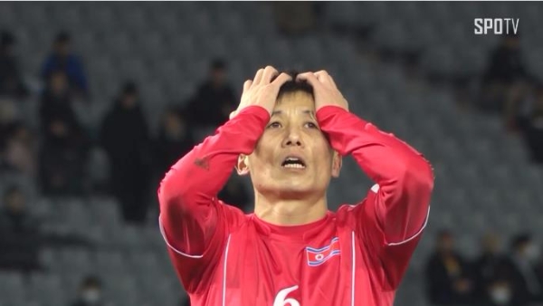 12일 한국 대표팀과의 경기에서 자책골을 넣은 북한 리영철 선수가 머리를 감싸쥐며 자책하고 있다. 출처=SPOTV