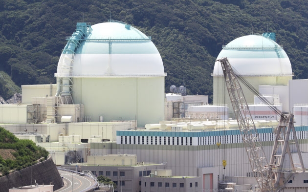 이카타 원자력 발전소의 2호기(오른쪽)과 3호기.