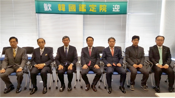 변성렬 한국감정원 원장 직무대행(가운데)과 히하라 히로후미 일본부동산연구소 이사장(왼쪽에서 세번째) 및 협력회의 참석자들. /사진=한국감정원