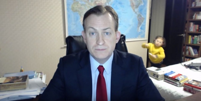 구글은 올해의 검색어 영상을 함께 선보이며 지난 3월 박근혜 전 대통령 탄핵 소식을 전하던 로버트 켈리 교수의 방송사고 영상을 포함했다. 