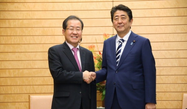 홍준표 자유한국당 대표가 14일 아베 신조 일본 총리를 만났다. 홍 대표는 이날 문재인 대통령이 시진핑 중국 국가 주석을 알현했다고 표현해 문제가 됐다. 사진=뉴시스