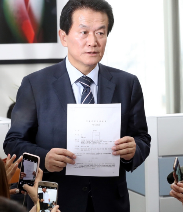 국민의당 박주원 최고위원이 15일 최고위원직 자진 사퇴를 선언했다. 사진은 자진 사퇴 표명 뒤 기자회견을 열어 서울중앙지방법원의 약식명령서를 공개하고 있는 모습. 사진=뉴시스