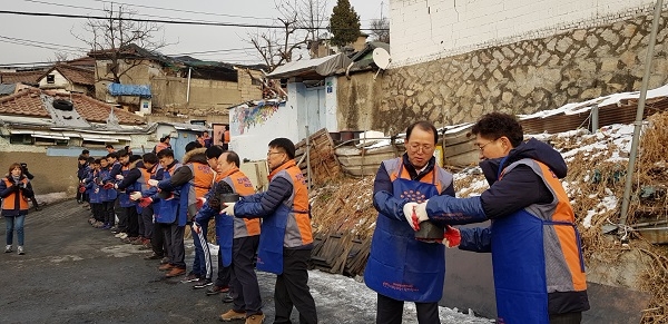 한전이 15일 서울에서 ‘사랑愛너지 연탄나눔’ 봉사활동을 시행하고 기초에너지 취약계층을 위해 연탄 2백만장을 기부했다. 사진=한전.  