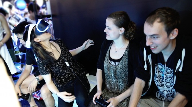 도쿄 게임쇼 회장에서 플레이스테이션(PlayStation) VR를 처음 경험하는 사람들. 자료=소니
