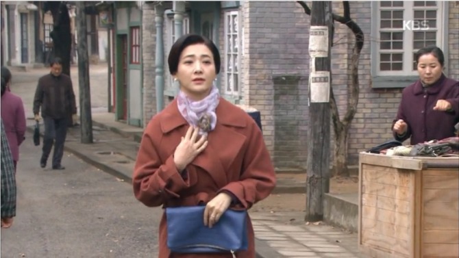 18일 오전 방송되는 KBS2 tv소설 '꽃피어라 달순아' 90회에서는 송연화(박현정)가 한태성(임호)의 공격을 받고 쓰러진 정충기(배도환)에게 이재하(초;철호)를 죽인 진범에 대한 단서를 듣는 반전이 그려진다. 사진=KBS 영상 캡처
