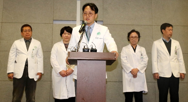신생아 4명이 잇달아 숨지는 사건이 발생한 17일 오후 서울 양천구 이대목동병원에서 김한수 홍보실장이 브리핑을 하고 있다. /뉴시스