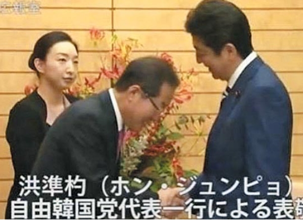 최근 일본에 방문한 홍준표 자유한국당 대표가 현지에서 보인 모습이 화제다. 사진=인터넷 커뮤니티 
