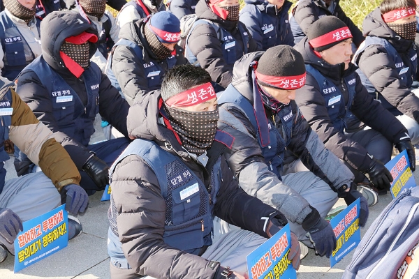 지난 11일 대우조선해양 노동조합이 서울 여의도 산업은행 앞에서 상경투쟁을 벌였다. 사진=대우조선해양 노조