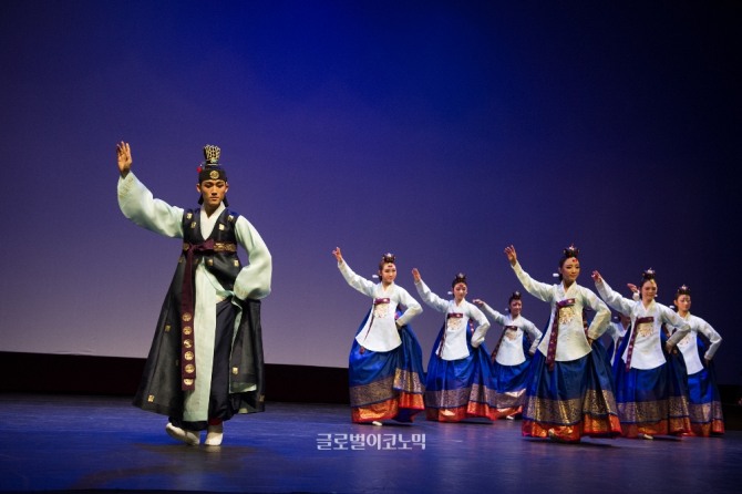 한영숙류 태평무는 경기도당굿의 장단과 춤의 정수를 한데 모아 체계화시킨 춤으로, 빠른 발디딤새가 백미다.