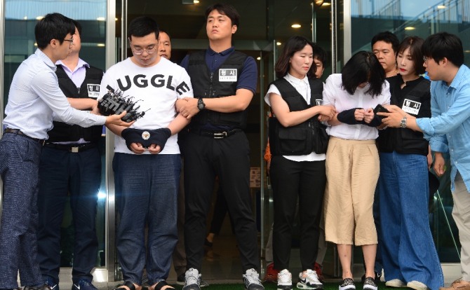 '창원 골프장 납치·살해 사건' 용의자 심천우(왼쪽)와 강정임이 지난 7월 3일 오후 서울 중랑경찰서를 나서고 있다. 사진=뉴시스