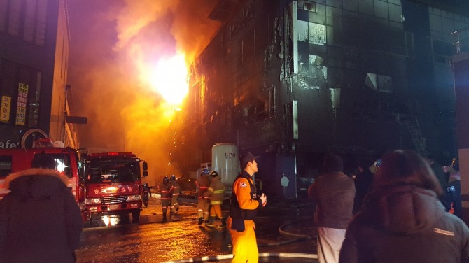 22일 오후 4시께 화재가 발생한 충북 제천시 하소동의 한 스포츠센터에서 불이 나 건물에서 불길이 치솟고 있다. 사진=뉴시스