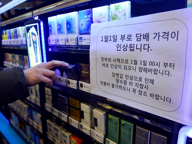 지난 2015년 1월 1일부터 2000원 오른 인상된 가격으로 담배를 판매한다는 안내문이 서울 시내 한 편의점에 게시되어 있다. 사진=뉴시스