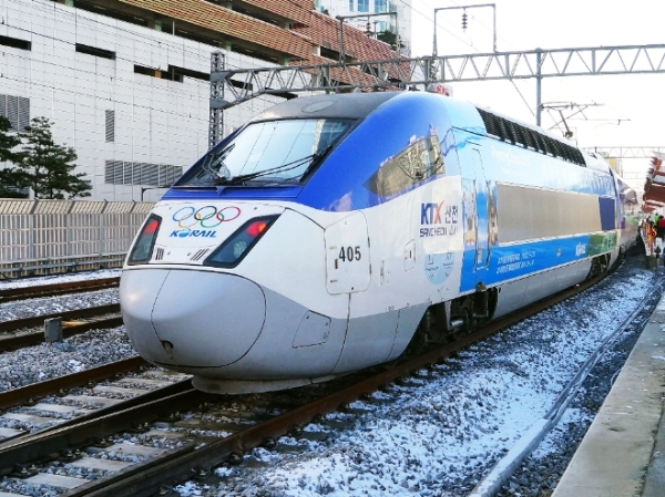 서울∼강릉 KTX 고속철도가 22일부터 본격적인 운행에 들어간다. 