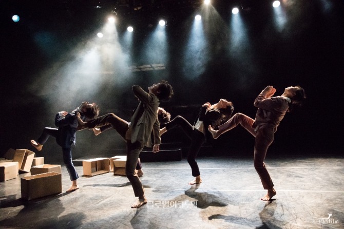 황찬용 안무의 『개미의 때늦은 고백』