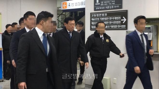 신동빈 롯데 회장이 지난해 12월 22일 서울중앙지방법원에서 열린 선고공판에 출석하고 있다.