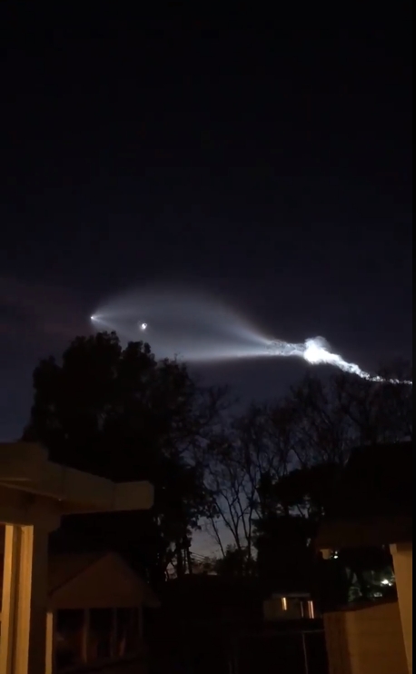 지난 22일 인터넷을 강타한 미확인 비행물체(UFO) 동영상 캡쳐. 추후 팰콘9 로켓의 발사장면으로 알려졌다.