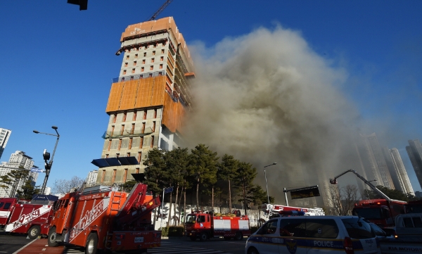 25일 오후  경기 수원시 광교신도시의 한 아파트 공사현장에서 화재가 발생했다. 이날 화재로 1명이 목숨을 잃고 14명이 부상을 당했다. /사진=뉴시스