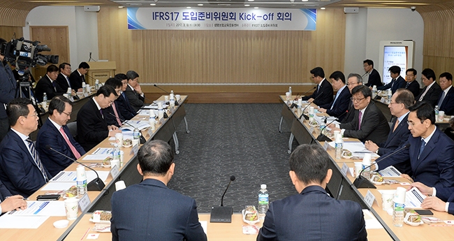 금융위원회와 보험사 관계자들이 지난 3월 8일 서울 종로구 생명보험 교육문화센터에서 국제회계기준(IFRS17) 도입을 위한 회의를 갖고 있다. 사진=뉴시스