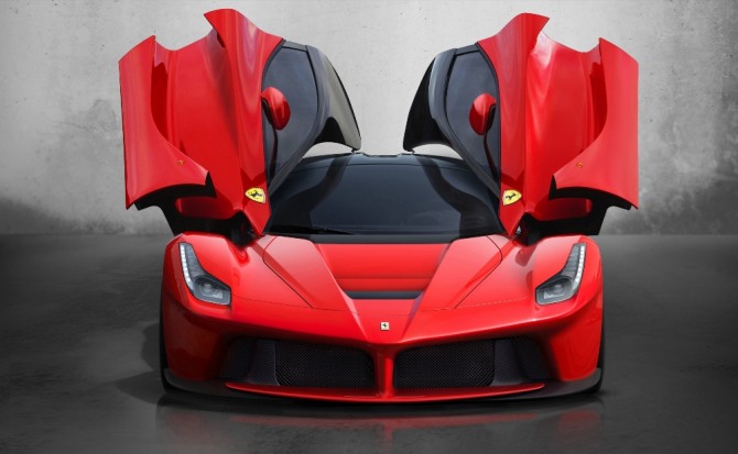 페라리는 500번째 ‘라페라리(LaFerrari)’를 이탈리아 대지진으로 인해 피해를 입은 이재민을 돕기위해 경매에 내놓았다. 