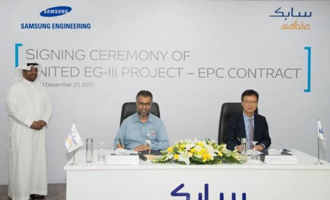 최성안 삼성엔지니어링 사장(오른쪽)과 압둘라 알 샴라니 JUPC 사장이 계약서에 서명하고 있다. 사진=삼성엔지니어링