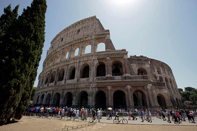 대제국을 이뤘던 로마의 유적지 콜로세움에는 관광객들의 발길이 그치지 않고 있다. 사진=뉴시스