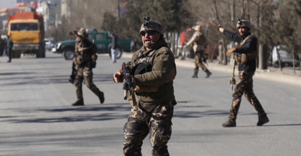 아프가니스탄 정부군이 28일 카불에서 발생한 자살폭탄테러 현장을 주변에 도착하고 있다.  당국은 이날 카불 서부에 있는 문화센터에서 자폭테러가 발생해 최소 40명이 숨지고 30명이 다쳤다고 밝혔다.뉴시스/사진