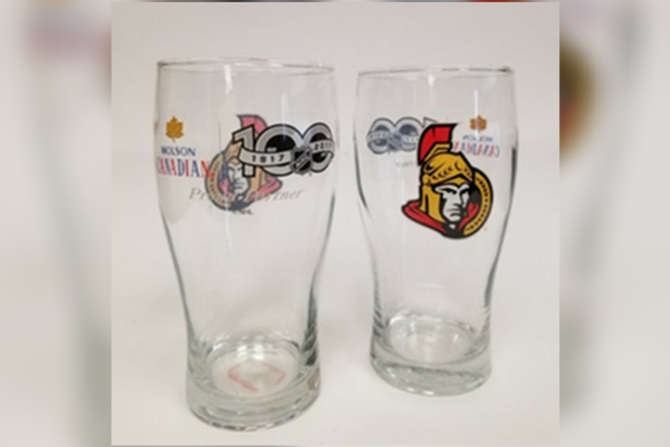 몰슨 쿠어스 캐나다의 내셔널하키리그(NHL) 100주년 기념으로 출시한 맥주 잔.