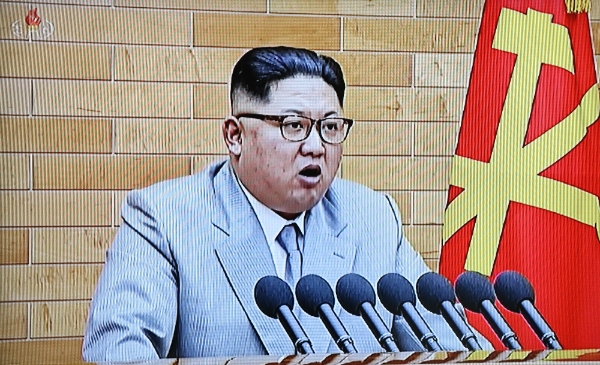 2018년 새해를 맞아 1일 북한 김정은 노동당 위원장이 육성 신년사를 조선중앙TV가 보도하고 있다./뉴시스
