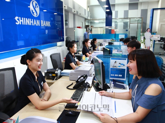 신한은행은 지난해 12월 18일 베트남 ANZ BANK 베트남 소매 금융 거래를 공식 완료했다. 신한은행 베트남 직원이 은행 창구에서 고객과 상담하고 있다. 