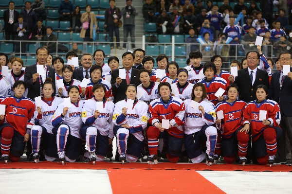 지난해 4월 강원 강릉 하키 센터에서 남북 여자 아이스하키팀이 경기를 마치고 기념촬영을 하고 있다/뉴시스