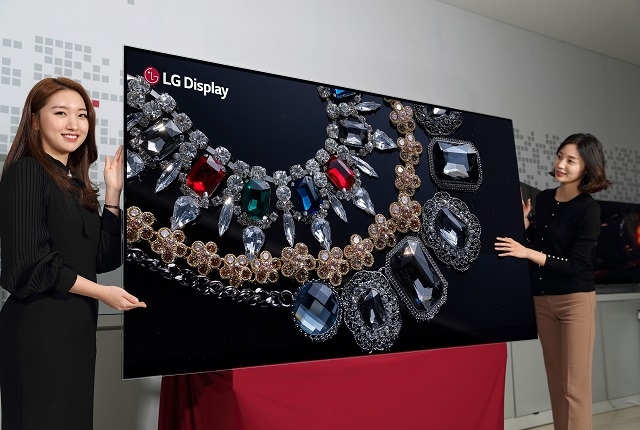 LG디스플레이가 개발한 88인치 8K OLED가 적용된 TV 제품.