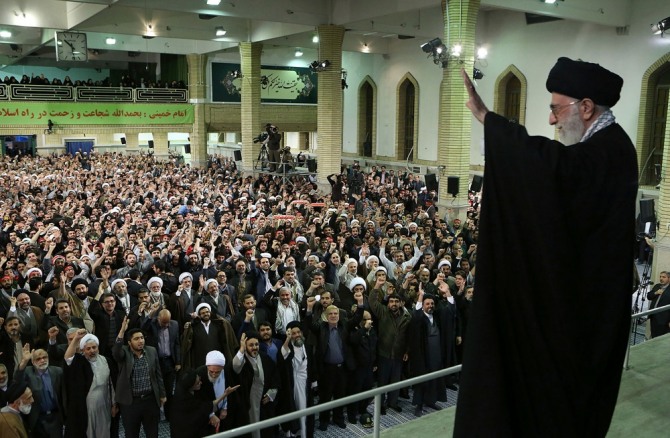 이란에서 이슬람 신권통치에 반대하는 대규모 시위가 일어났다. 처음에는 생활고를 한탄하는 수준이었으나 점점 정권타도 운동으로 비화하고 있다. 사진은 최고 지도자 하메이니 옹의 모습 