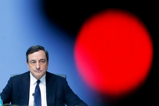 유럽중앙은행 ECB 총재 마리오 드라기. 유럽중앙은행의 양적완화 중단 움직임이 미국 달러 약세의 한 요인으로 작용하고 있다.      