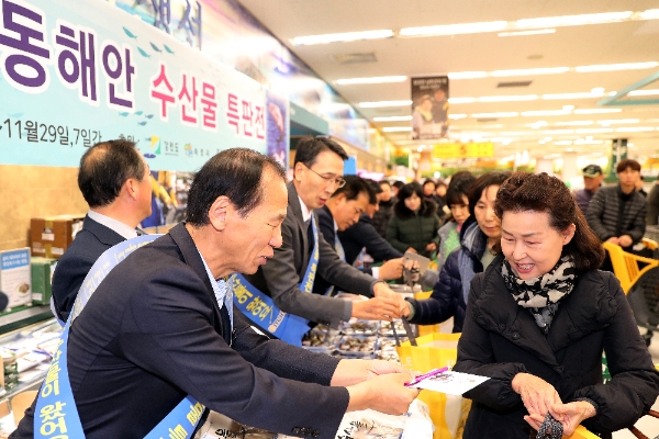 강원도 수산물을 홍보하는 최문순 강원지사/뉴시스