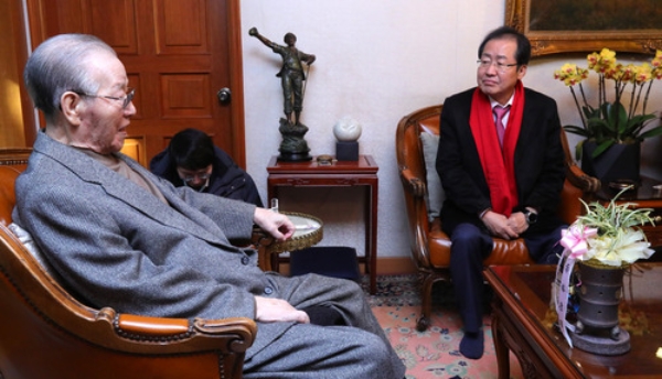 자유한국당 홍준표 대표와 김성태 원내대표가 김종필 전 총리 자택을 예방했다. 사진=뉴시스
