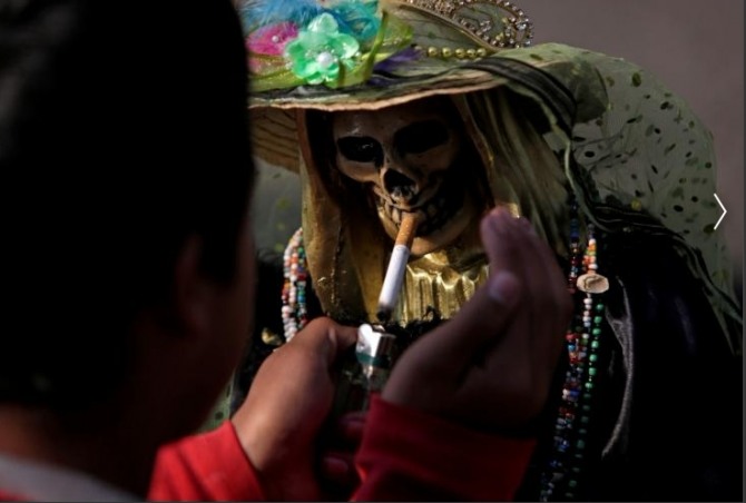 미국 캘리포니아주가 마리화나를 합법화 했다, 대마초를 사고파는 것은 물론 흡입헤도 처벌하지 않는다. 미국 마약 정책은 과연 어디로 가는가?  김대호 박사의 분석이다. 사진은 캘리포니아 주에서 마리화나 피는 모습.   