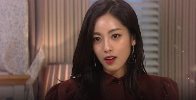 '해피 시스터즈' 반소영, 이진섭과 심이영이 사용하던 침대에서 시커먼 야욕 불태우며...(26회 줄거리예고) 2018년 1월 8일(월요일) SBS TV편성표에 따르면 아침 8시 30분 SBS 일일 아침드라마 ’해피 시스터즈’가 방송된다. 총 120부작으로 꾸며진 SBS 일일 연속극 ‘해피 시스터즈’ 26회 예고 안내에 따르면 견디다 못한 윤예은(심이영 분)이 집을 나가면서 이후 상황은 반전의 반전을 거듭한다.  '해피시스터즈'에서는 심이영(윤예은 역), 한영(윤상은 역), 반소영(조화영 역), 허은정(이세란 역), 이예빈(이병숙 역), 보라나(고다홍 역), 김하림(노유라 역), 오대규(최재웅 역), 강서준(이진섭 역), 이시강(민형주 역) 등의 배우가 출연한다. (sbs 아침드라마 '해피시스터즈' 줄거리, 등장인물, 인물관계도, 몇부작) /사진=SBS 일일 아침드라마 '달콤한 원수' 후속 드라마 '해피시스터즈' 26회 예고 미리보기 영상 캡처