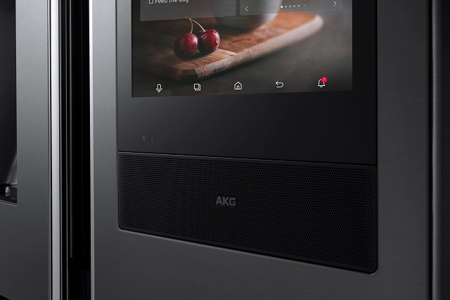 패밀리허브 냉장고 신제품 디스플레이 하단에 위치한 AKG 프리미엄 스피커.
