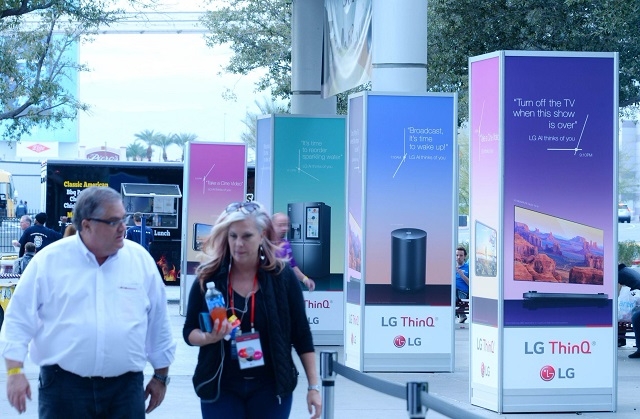 LG전자가 미국 라스베이거스에서 9일(현지시간) 열리는 CES 2018에 앞서 인공지능 브랜드 ‘씽큐’를 알리기 위해 옥외광고를 선보였다.