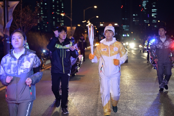 지난해 11월 평창 동계올림픽 성화가 도착한 인천에서 97번 주자 장선범이 성화를 봉송하고 있다 / 조직위 제공