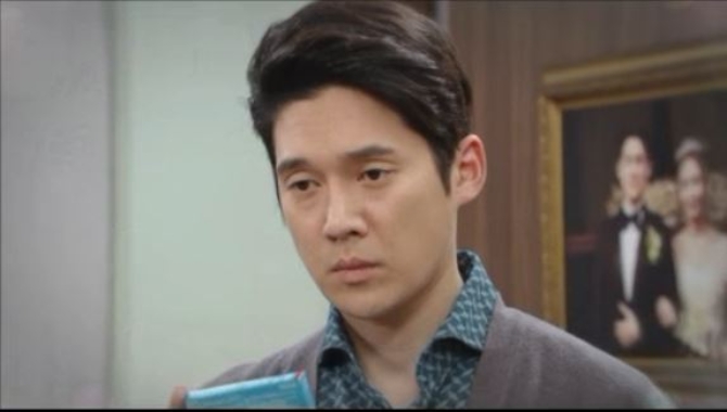 '내 남자의 비밀' 송창의, 진실 따위 필요 없다고 하더니...왜 이러나? 74회줄거리예고·몇부작 안내 1월 8일(월요일) KBS 2TV 편성표에 따르면 저녁 7시 50분 KBS 2TV 일일드라마 ‘내 남자의 비밀’ 74회가 방송된다. 총 100부작으로 꾸며진 일일연속극 ‘내 남자의 비밀’에서는 강재욱(송창의 분/1인2역), 한지섭(송창의 분/1인2역), 진해림(박정아 분), 기서라(강세정 분) 잔혹한 운명의 엇갈림은 계속된다. ('내 남자의 비밀' 재방송 일정 안내) /사진=KBS 2TV 일일연속극 '내 남자의 비밀' 74회 줄거리 미리보기 예고 영상 캡처