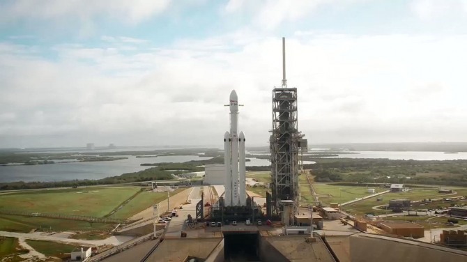 2018년 1월 중 시험 발사를 위해 미국 플로리다의 케네디 우주센터 발사대에 설치된 '팔콘헤비(Falcon Heavy)'. 자료=트위터/일론 머스크